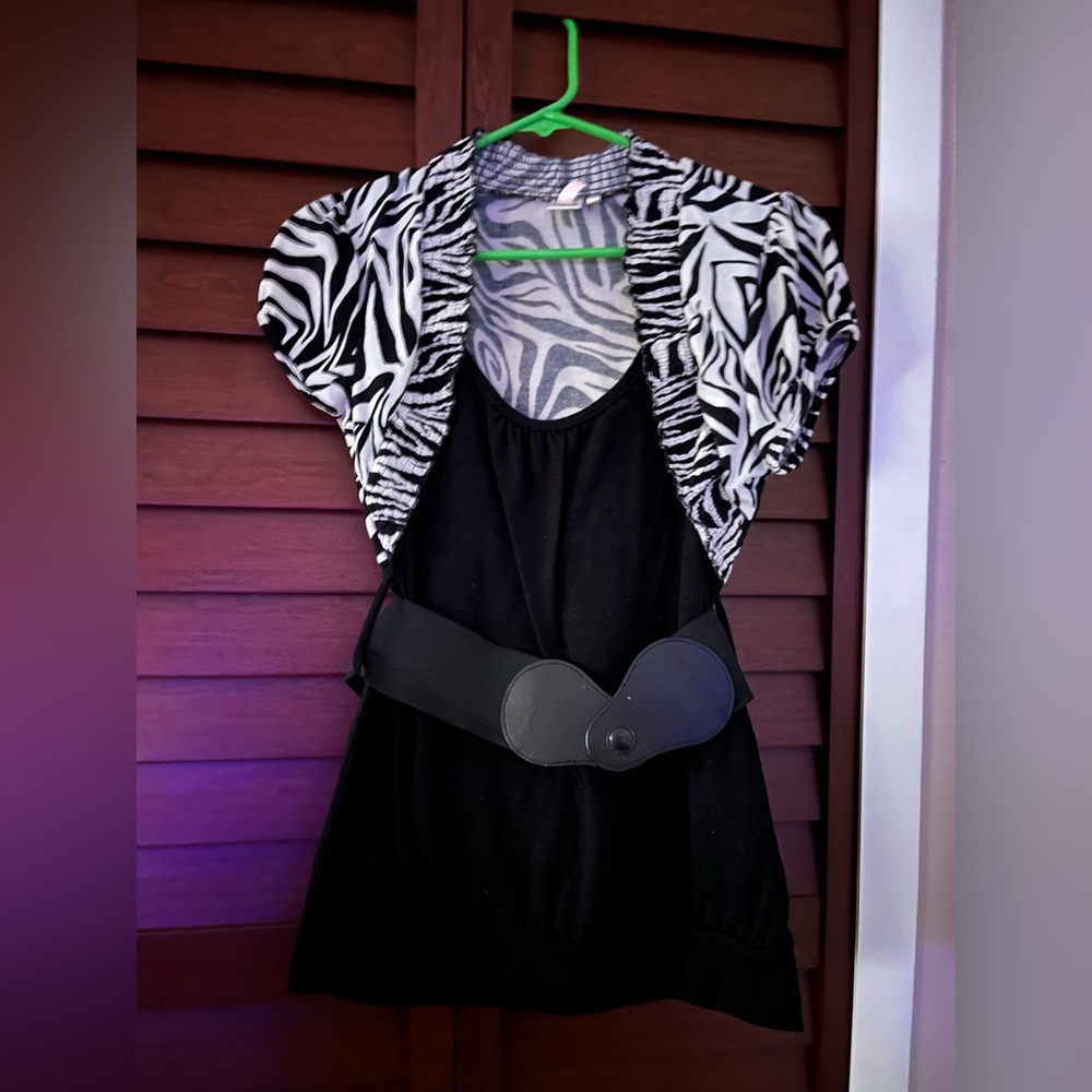 Short sleeve, black top w/ attached zebra cropped jacket, size Large